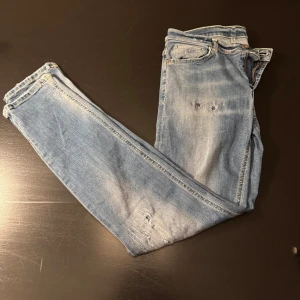 Ljusblå dondup George jeans i storlek young L - Säljer ett par ljusblå dondup George jeans i storlek Young L. De har en snygg sliten look med några hål och slitningar på framsidan, De är i bra skick, Sköna och stilrena. De är 93 cm från längst ner vid foten till midjan, måttet runt midjan är ca 73-74 cm, skriv vid intresse samt frågor! Pris är ej hugget i sten🤩