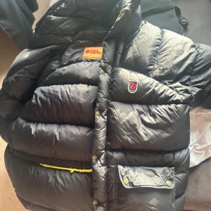  Fjällräven puffer jacka. - Puffer fjällräven köpt på naturkompaniet av förra ägaren. Inga skador på den samt välvårdad. S herr men L/XL för tjejer 