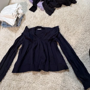 Mörkblå blus  - En snygg mörkblå blus från Gina young. Storlek 146/152