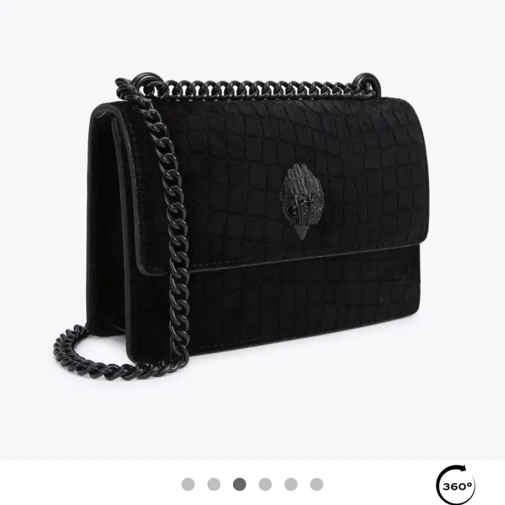 Säljer min Kurt Geiger väska i modellen small crossbody. Säljs då jag inte använder den, använd typ 5 gånger, den har inga defekter, är som ny💗 Nypris 3200 kr, säljs för 2000 kr💗. Väskor.