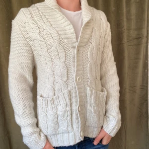 Cardigan  - Tja! Säljer denna snygga vita cardigan!  Vid minsta fråga eller fundering hör av er 🤝