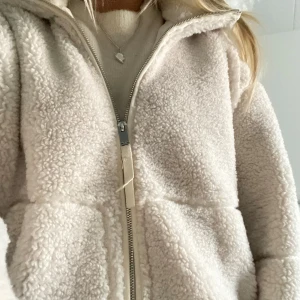 Beige teddyjacka från Amisu - Mysig beige teddyjacka från Amisu i mycket bra skick. Perfekt för höst och vinter, väldigt eftertraktad i stl 34, skriv om ni är intresserade ( använd 2 gånger ) ❤️‍🔥😍✌🏽🍂
