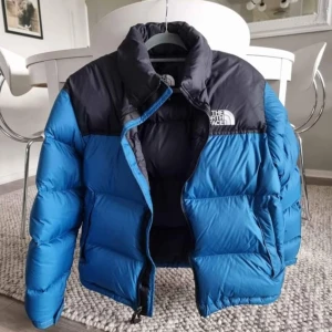 North Face Nuptse Medium - Nyskick, knappt använd då den inte riktigt passat min garderob köpt för ungefär 3 500kr. Pruta om ni vill.