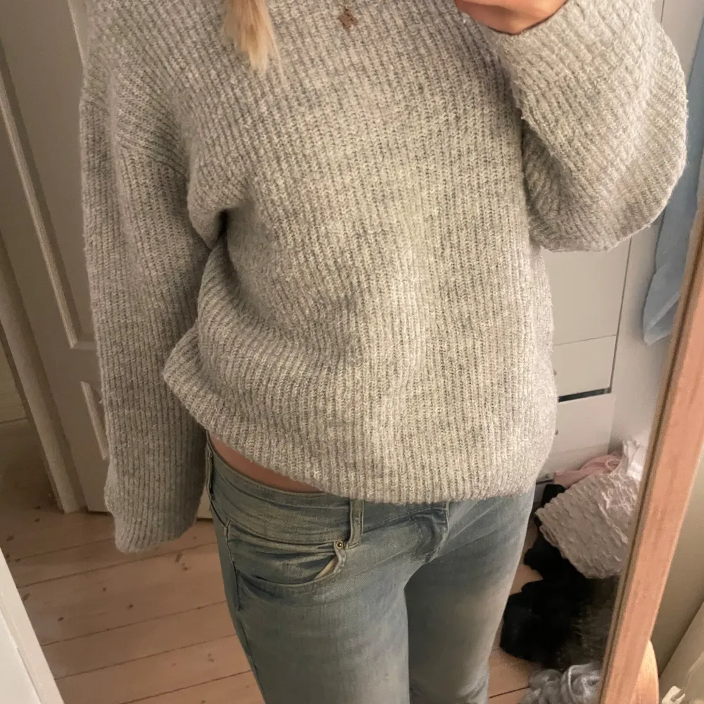 Grå stickad tröja från H&M❤️ säljer då ja inte använder den så mycket.. Tröjor & Koftor.