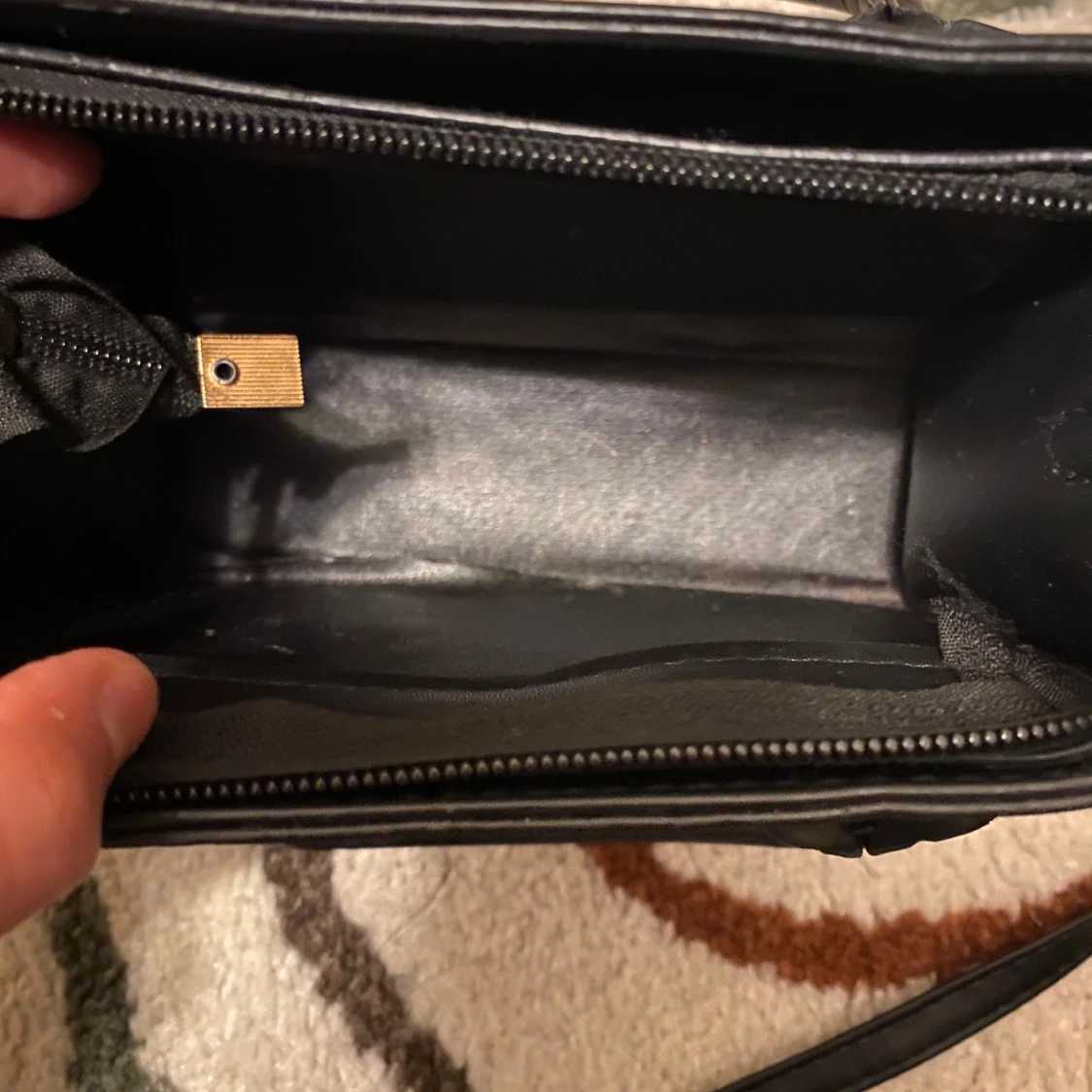 Liten svart axelväska  - 91