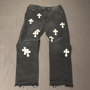 Chrome Hearts jeans - Chrome hearts jeans jag säljer eftersom det inte riktigt e min stil längre. bra kvalitet och använda typ 3 gånger totalt. Storlek 34
