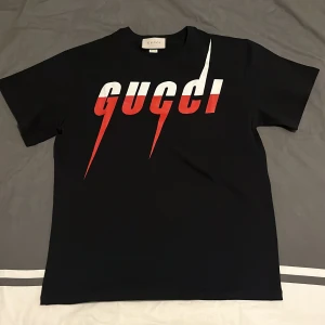 Gucci t shirt - Svart Gucci t-shirt i storlek s men är oversized, inte ny men perfekt skick. Nypris : 5400kr. Skriv för att veta mer.