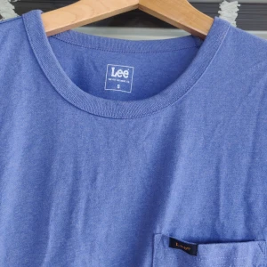 Lee t shirt - Bra skick väldigt sparsamt använd.  Storlek small 