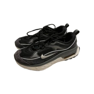 Nike Air - Nike Air i storlek 40,5. OBS! ”Airbubblan” är sönder i båda skorna. Priset går att diskuteras.