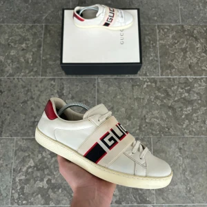 Gucci ”ace” sneakers - Säljer ett par sjukt schyssta gucci skor | storlek: 41, fits 42 | OG: box och dustbags | pris: 1600kr, nypris ca 7-8000kr | frågor? Tveka inte på att kontakta oss.