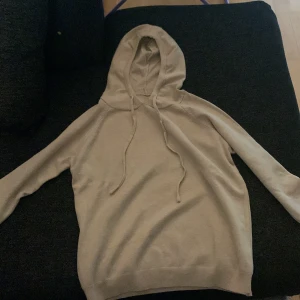 Ull Hoodie  - Säljer denna ull tröjan för att den är för liten och har inte använt den en endaste gång 
