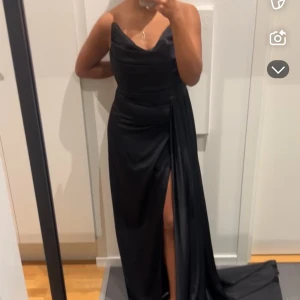 Svart silkeskläning  - Elegant silkesklänning, helt oanvänd, som jag spontant köpte men nu säljer vidare. Klänningen är i perfekt skick och köpt för 3000, jag säljer den nu för 1500, pris kan diskuteras. Storlek 36 passar även 34. Passar perfekt för speciella tillfällen som bal, bröllop.