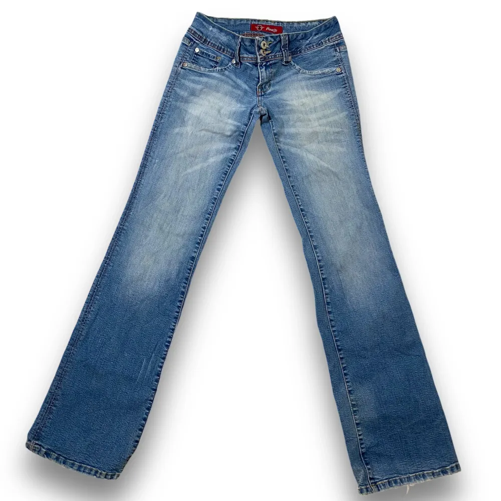 Midjemått tvärs över:37cm.  Innerbenslängd: 81cm. Jeans & Byxor.