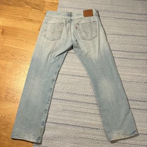 Ljusblå Levis 501 jeans - Säljer ett par ljusblå Levis 501 jeans i bra skick. straight passform och storlek 32/30