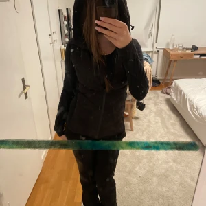 Zara vest - Jättefin vest från Zara. Finns ingen skönare vest!! Inte använd så mycket, den är typ som ny 💕 (Köparen står för frakten)