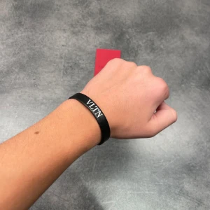 Valentino armband  - Tja säljer nu detta riktigt snygga valentino armbandet. Storleken går att justera! Armbandet lyfter verkligen upp outfiten! Nypris omkring 2000kr! Bara att fråga vid eventuella funderingar mvh 