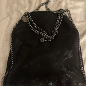 Stella McCartney liknande väska - Stella McCartney liknande väska. Perfekt för en trendig look, oavsett om du ska till skolan eller på stan. 