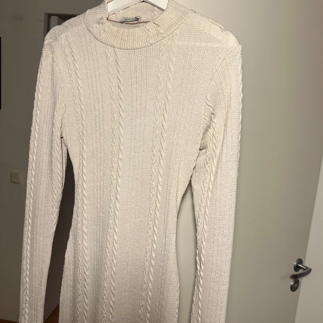 Beige stickad klänning med öppen rygg - 90