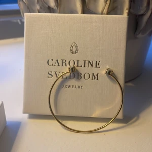 Caroline Svedbom - Super fint guldarmband från Caroline Svedbom.💗lite små rostig på insidan men de syns om ma var på det.