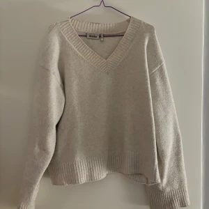 Beige stickad tröja från Bik Bok - Suoerfin vit/ beige stickad tröja från Weekday i bra skick. Den har en v-ringad hals och långa ärmar med ribbade muddar. Säljer den lite billigare pga använt mycket 💖