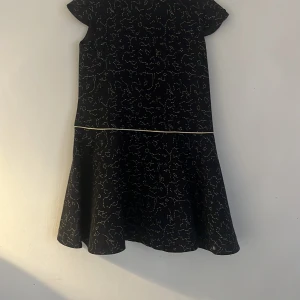 Jätte fin klänning ! - Oanvänd klänning. Hann inte använda innan den blev utväxt.  Fin middagsklänning till vintern.  