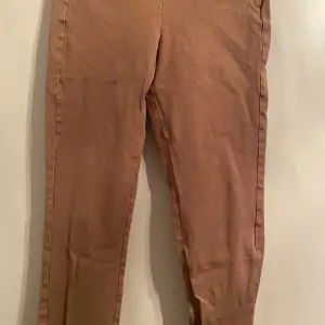 Säljer ett par snygga beige chinos i bra skick. De är perfekta för både vardag och lite finare tillfällen. Byxorna har en normal passform och är gjorda i ett bekvämt bomullsmaterial. Passar perfekt till höst och vår!