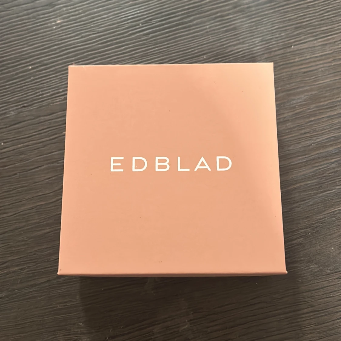 Silvriga örhängen med nitar från Edblad, största man kan hitta på hemsidan💓💓💓 - 92