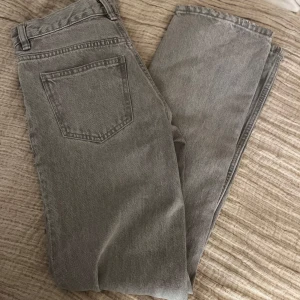Grå jeans från Perfect Jeans - Säljer ett par snygga grå jeans från gina Tricot Jeans i storlek 32. De har en klassisk femficksdesign och är i mycket bra skick. Perfekta för både vardag och fest! 🖤för mer bilder skriv till mig ! 