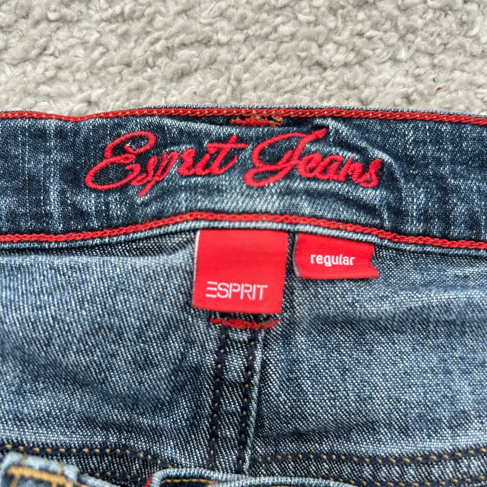 Super snygga lågmidjade bootcut jeans! Har inte använt dom på ett tag då dom har blivit för små därav lite skrynkliga, annars hela och rena. . Jeans & Byxor.