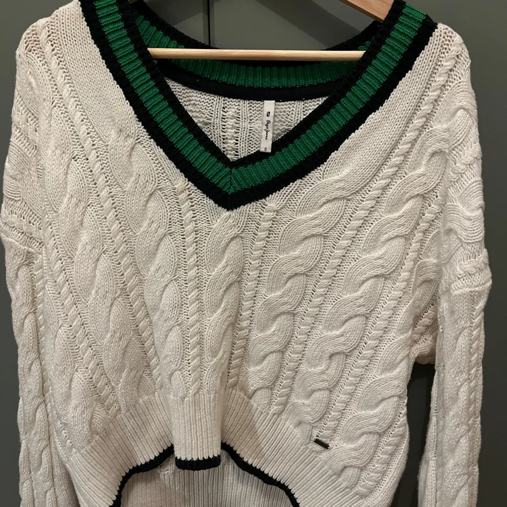 Super snygg stickad “off the shoulder” top i super bra skick från Pepe Jeans🧸🤍så bra kvalitet och passar till allt . Tröjor & Koftor.