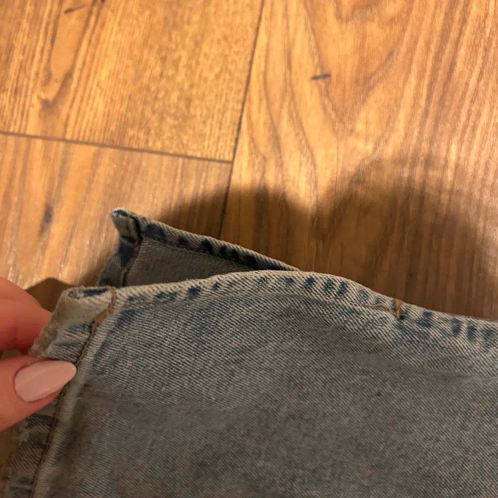 Säljer ett par snygga blå jeans från Vero Moda i storlek M. Dem är flared med en slits nere vid fotleden, jätte bekväm och lite stretch💗. Jeans & Byxor.