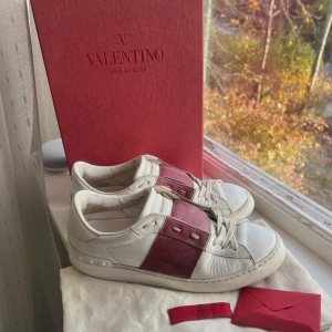 Valentino skor - Valentino skor i strl 38, kommer med låda och dustbag. Slitna så därav priset