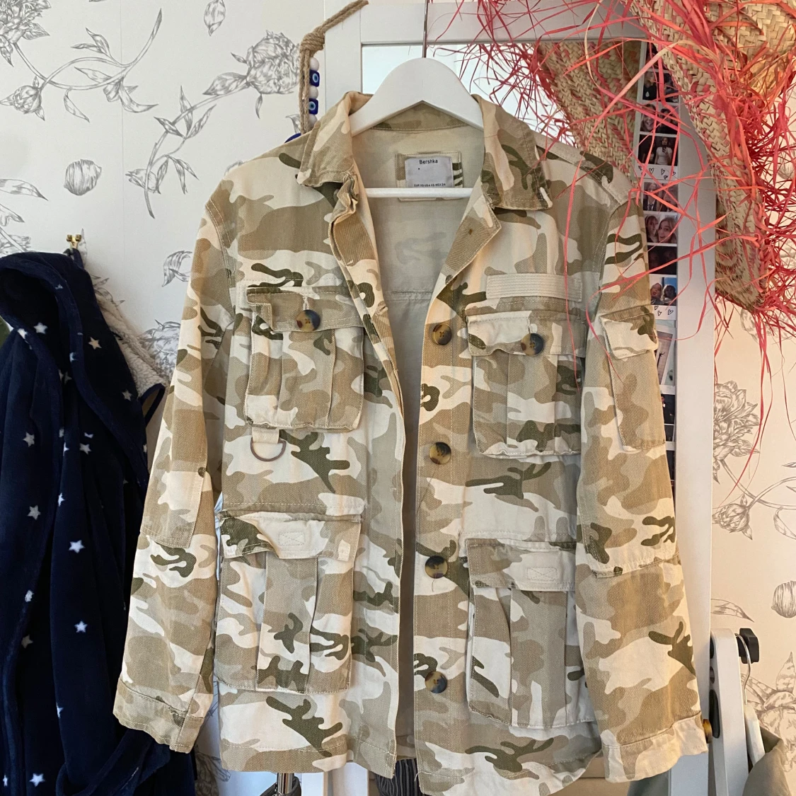 Beige camouflagejacka från Bershka - 90