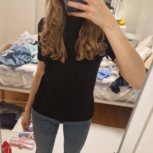 Svart polotopp - Fin svart ribbad polotröja. Har bara använts en gång så den är som ny 💕Storlek S. 