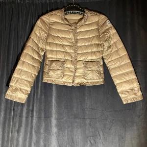 Moncler Jacka - Jätte fin jacka ifrån Moncler som tyvärr blivit alldeles för liten. Den är jätte vacker, använd några gånger men har inga hål eller fläckar. Storleken är barn 12 år/152cm men passar även någon som bär xxs-xs.  Kom gärna med prisförslag eller frågor.😊