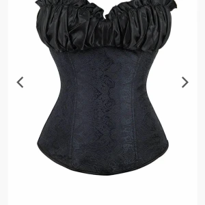 Korsett  - Säljer denna korsett då den var för liten för mig, Storlek S/M!! Endast testad. 