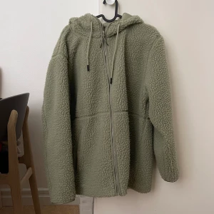 Jacka i pile - Mysig jacka i pile från H&M. Storlek L (sitter bra på mig som är 175cm)  Sparsamt använd så i väldigt fint skick, förutom en fläck på insidan av luvan (ser ut som en vattenfläck), se sista bilden! Blev när jag tvättade jackan. 