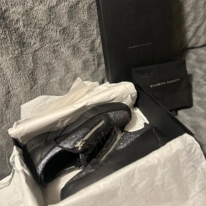 Giuseppe Zanotti - Hej! Säljer nu mina eftertraktade Giuseppes Zanottis  (Shark 5.0) beställda 2022 som jag bara använt ett fåtal gånger. Vad jag har sett så är dom inte så lätta att få tag på längre. Man får även bud när man är ute och går med dessa så man märker ju att dom är lite speciella. Jag beställde dessa på Yoox och jag har kvar mitt Mail jag fick vid beställning. Dom är gjorda i Italien vilket även är stämplat på undersidan av skon. (Dust bag finns med) -Negativt- slitage fram. -Inget som stör glitteret-
