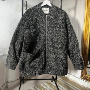 Grå teddyjacka från Carin Wester  - Mysig grå teddyjacka från Carin Wester i mycket bra skick. Jackan har en dragkedja framtill och två stora fickor. Perfekt för höst och vinter, med en oversized passform som ger en avslappnad look. Superbekväm och stilren! Storlek 40, men skulle säga den passar både större och mindre storlekar beroende på hur man vill ha passformen!☺️❤️