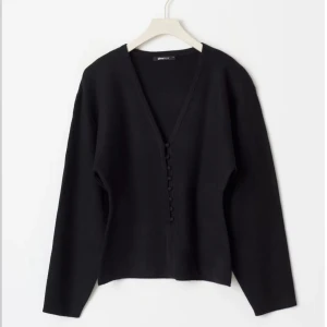 ‼️söker‼️ - söker denna populära kofta från gina i svart, kan betala över orginalpris!! 