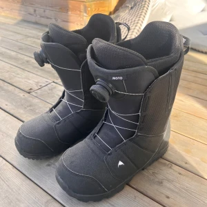 Svarta snowboard boots från Burton - Säljer ett par svarta snowboard boots från Burton i  bra skick. De har BOA-snörning för enkel justering. Perfekta för dig som vill ha både stil och funktionalitet på snowboardturen! 🏂 