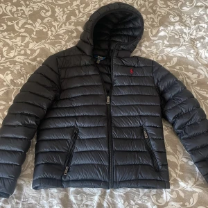 Polo Ralph lauren lättviktsdunjacka - Säljs på grund av att den är lite för liten på mig som är runt 168 cm. Så skulle själv säga att den är snarare mot folk runt 13/14år Kan diskutera priset! 