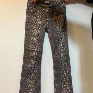 Leopardmönstrade byxor - Säljer ett par coola leopardmönstrade byxor i bra skick. De har en tight passform och är perfekta för att sticka ut på festen. Byxorna är i ett mjukt material som känns skönt mot huden. Perfekta för höst och vår när du vill ha något unikt och trendigt. Det är bootcut från nelly!