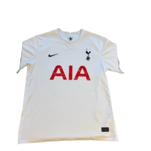 Tottenham Nike fotbollströja  - Tottenham Nike fotbollströja, skicket på tröjan är 8/10, fast pris 300kr