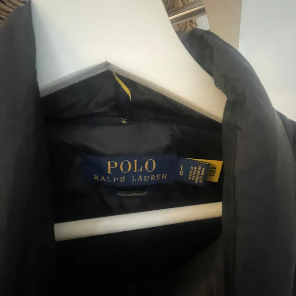 Hejsan! Säljer nu min Ralph lauren väst då den inte kommer till användning! Köpt på zalando för 3200kr, kvitto på köpet finns🫡 Storlek L Färg: Mörkblå. Jackor.