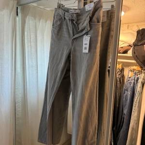 Grå jeansbyxor - Oanvända grå jeansbyxor i storlek 36 men en straight passform 