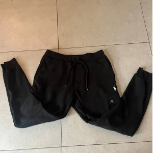 Mjukis från Polo Ralph Lauren - Säljer ett par svarta mjukis från Polo Ralph Lauren i mycket bra skick. Passar alla mellan 169-179cm
