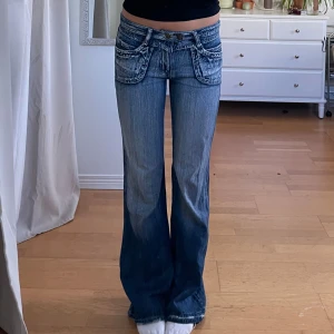 jeans - använd köp nu! nedsprättade och slitna i benslutningen (se bild 3)💋 midja:80 innerben:83