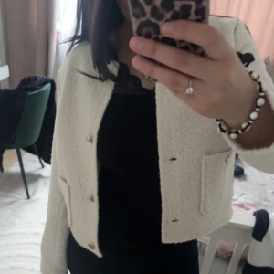 Mjuk och skön teddy kofta/jacka - jättemjuk, helt oanvänd men däremot så har prislappen åkt av. Storlek 38, Nypris: 999kr