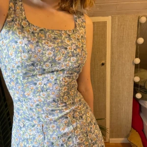 Somrig klänning - En asgullig blommig klänning 🌼🌷 Vintage, jag har figursytt sen så den sitter som en smäck och snatchar ens midja 🕺 Tyvärr är den för kort för mig som är 170. Det finns knappar på sidan och fickor där fram. Vissa av knapparna har blivit utbytta och jag har förlängt klänningen lite där bak över rumpan 😇